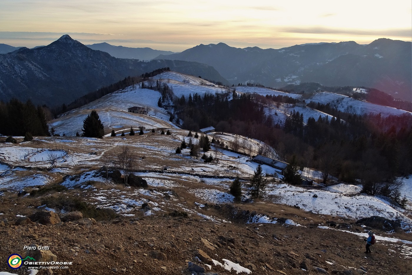 73 Scendiamo alle cascine nella calda luce del tramonto.JPG